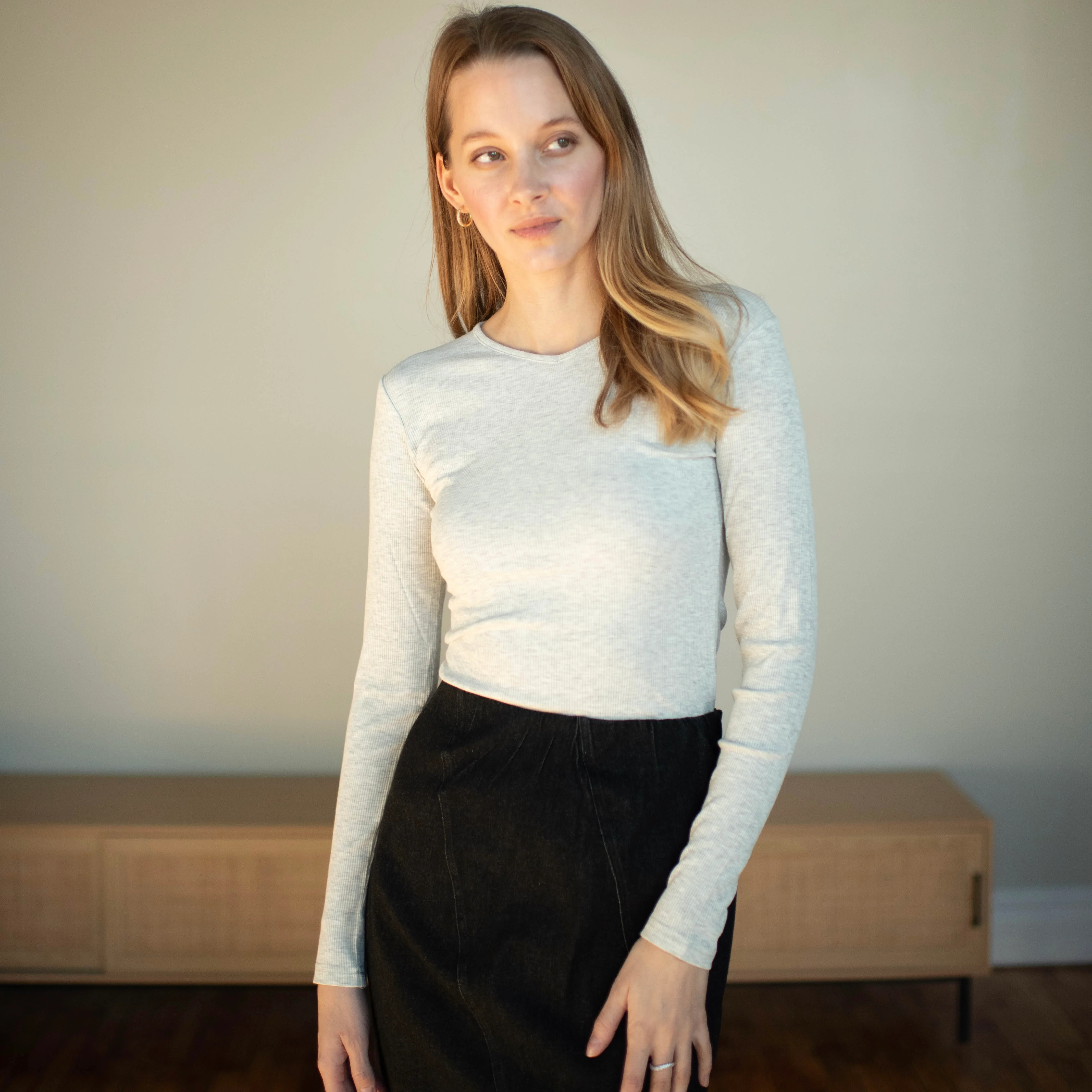 Ribbed V-neck Tee | Light Gray - Image 3